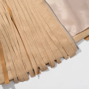 Détail d'une veste en faux daim avec de longues franges et une doublure en satin
