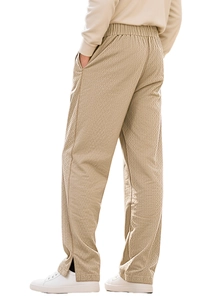 Detail der hellbeige Strickhose mit strukturierter Textur und seitlichem Saumschlitz