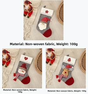 Vue détaillée de chaussettes de Noël en non-tissé avec des appliques 3D du Père Noël et cerf