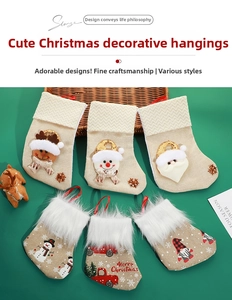 Vue détaillée de chaussettes de Noël variées avec figurines en peluche 3D et motifs