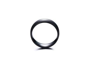 Nahaufnahme eines minimalistischen matt schwarzen Titanrings auf weißem Hintergrund