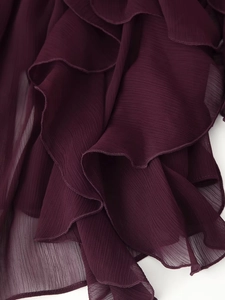 Dettaglio di volant in chiffon a più strati in viola intenso con drappeggio e consistenza