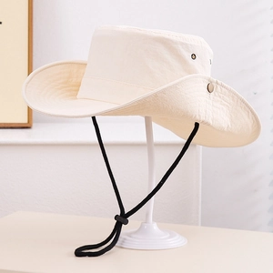 Détail d'un chapeau de soleil crème à séchage rapide avec cordon et évents latéraux