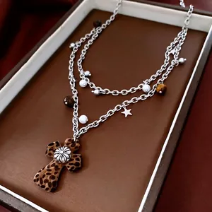 Collana regolabile a strati con occhio di tigre, perle e ciondolo a croce leopardata