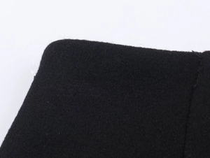 Makroaufnahme schwarzer Wollshorts mit Pelz-Patchwork und hochwertiger Textur für Damen