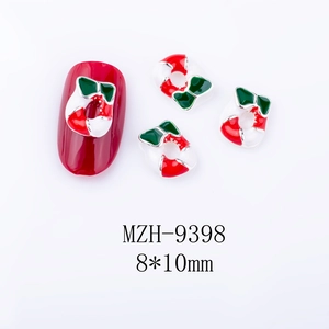 Detail von Weihnachts-Nagelkunst-Anhängern mit Schleifen und Kranzdesigns in Emaille