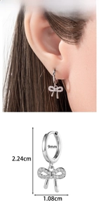 Détail des boucles d'oreilles nœud avec zircons et dimensions du produit en cm