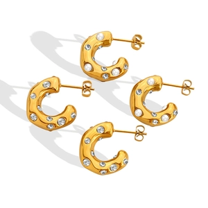 Gold-plated C-shaped hoop earrings with hammered texture, pearls and sparkling zircons