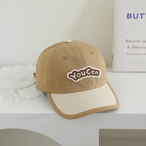 Détail de la broderie You Can sur une casquette de baseball en coton bicolore kaki et beige
