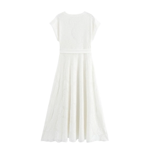 Elegantes weißes Spitzenkleid mit V-Ausschnitt, kurzen Ärmeln und floralem Jacquard