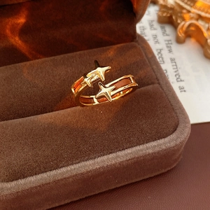Vue détaillée d'une bague étoile dorée vintage sur une boîte à bijoux en velours brun