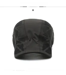 Détail des panneaux en maille respirante noire et du tissu élégant de cette casquette homme