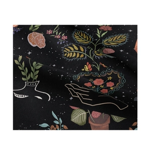 Nahaufnahme von Boho-Wandteppich-Stoff mit Blumenmustern und Mondphasen-Illustrationen