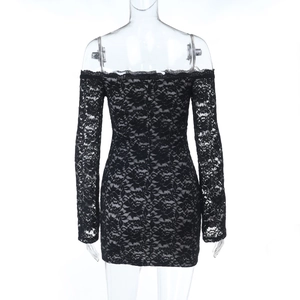 Vue arrière d'une mini-robe noire en dentelle à manches longues et col bardot