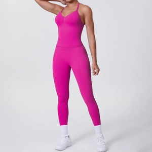 Nahaufnahme von Yoga-Set in Rosenrot mit High-Waist-Leggings und Neckholder-Sport-BH