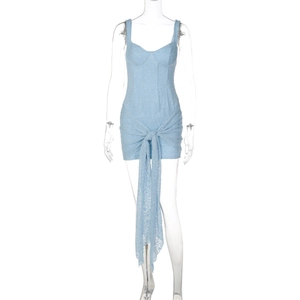 Dettaglio mini abito in pizzo azzurro con vita stretta e dettagli stringati sul davanti