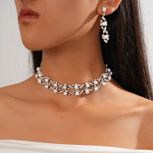 Brautschmuck-Set in Silber mit Perlen-Choker und langen Tropfenohrringen am Model