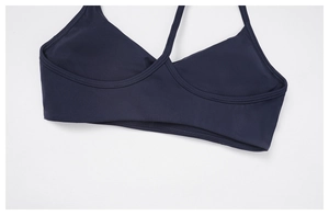 Détails de la brassière de sport bleu foncé montrant le tissu élastique et les coutures