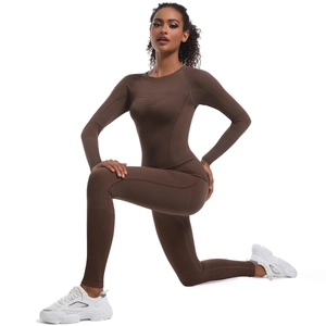 Dettaglio della trama in maglia senza cuciture sul body da yoga marrone a maniche lunghe