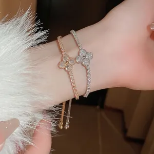Elegante Gold- und Silberarmbänder mit funkelndem Zirkon und Kleeblatt-Anhänger