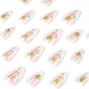Faux ongles amande French manucure avec marguerites blanches et perles sur rose