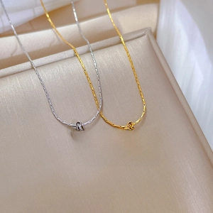 Colliers en acier titane or et argent avec pendentifs Fu sur de la soie