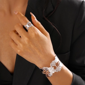 Détail d'un ensemble bague et bracelet jonc argenté avec feuilles de ginkgo évidées