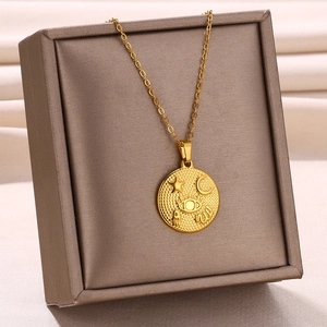 Détail du collier en acier inoxydable plaqué or 18k sur un écrin à bijoux marron de luxe