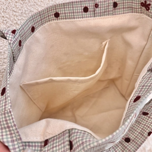 Vue détaillée de l'intérieur du sac en toile à carreaux avec poche et broderies florales