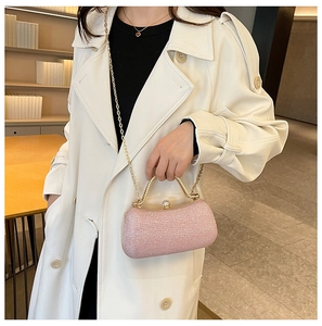 Pochette de soirée rose pailletée avec poignée dorée et fermoir orné de strass brillants
