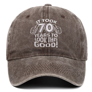 Détail de la broderie du 70e anniversaire sur casquette de baseball vintage délavée