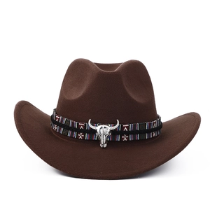 Détail d'un chapeau de cowboy marron avec bande ethnique tissée et ornement de crâne de taureau