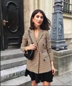 Detail eines braun-karierten zweireihigen Blazers im britischen Retro-Stil mit Hornknöpfen