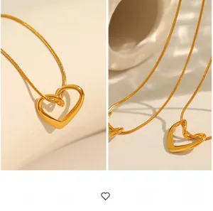 Détail macro du pendentif cœur plaqué or 18K avec une chaîne serpent élégante