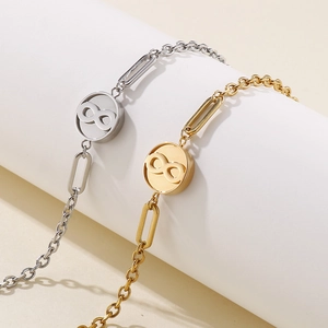Goldenes und silbernes Unendlichkeitssymbol Armband aus Edelstahl auf Display