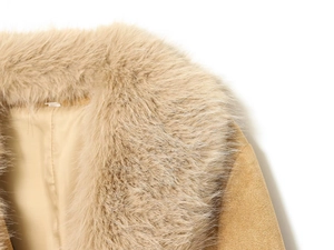 Gros plan du col en fausse fourrure et texture daim chameau sur un blazer pour femme