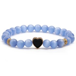 Bracciale di perle occhio di gatto blu con ciondolo a cuore nero e dettagli dorati