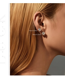 Vue macro de boucles d'oreilles en argent S925 en tailles 7mm et 8mm portées à l'oreille