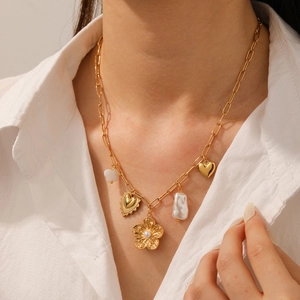 Collier chaîne en acier doré avec pendentifs cœur, fleur et perle pour femme élégante