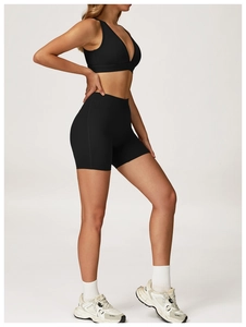 Vue latérale d'un ensemble de sport noir avec brassière col en V et short de yoga