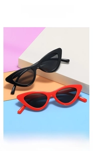Détail de lunettes de soleil œil de chat pour enfants avec monture rouge et noire