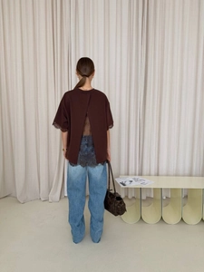 Women's casual brown back-slit lace T-shirt with blue jeans and leather handbag