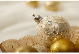 Detail einer 8cm champagnegoldenen Weihnachtskugel mit Netzgewebe und Glitzer