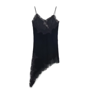 Elegantes schwarzes Satin-Slipkleid mit feiner Spitze am Ausschnitt und Saum