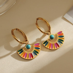 Détail de boucles d'oreilles en forme d'éventail plaquées or 18 carats avec émail coloré