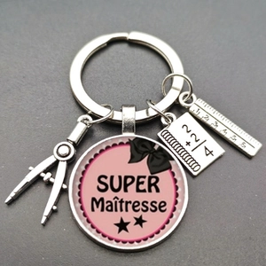 Dettaglio del portachiavi per insegnante con ciondolo Super Maîtresse e mini accessori