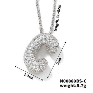 Détails du collier avec pendentif lettre C argenté, zircons et dimensions exactes