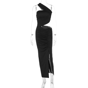 Détail de robe noire asymétrique avec découpe à la taille, fronces et fente latérale