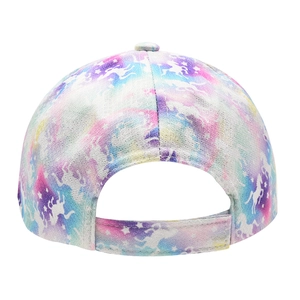 Vista posteriore del cappello unicorno con motivo arcobaleno e chiusura velcro