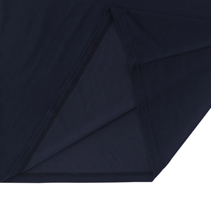 Détail de l'ourlet d'un polo en maille bleu marine montrant la couture et la texture du tissu